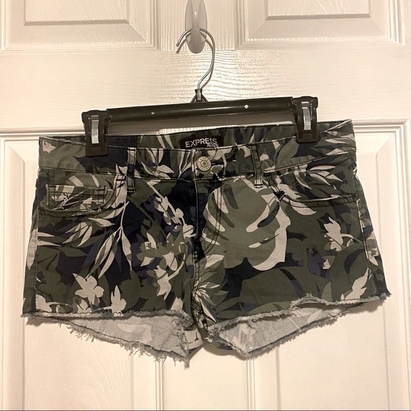 EXPRESS floral camo shorts size 6 - Picture 1 of 3